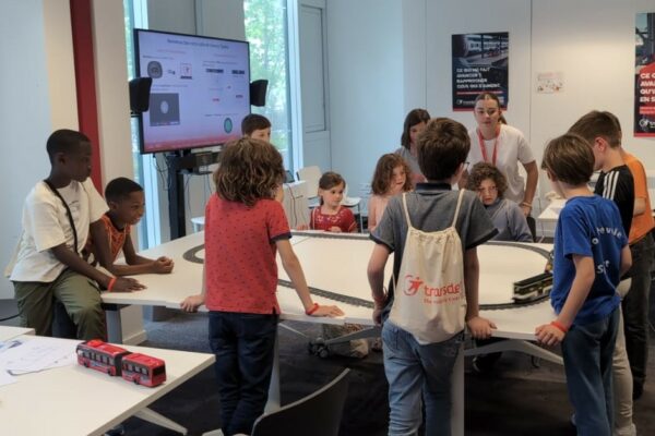 Atelier modélisme de train pour la journée des familles de Transdev