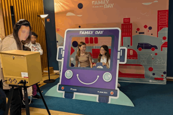 Photocall sur-mesure avec décor de fond et bus ludique - journée des familles Transdev
